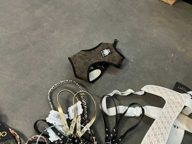 Partij diverse hondenleibanden -en harnassen - afbeelding 11 van  14