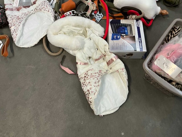 Partij diverse hondenleibanden en -harnassen - afbeelding 3 van  10