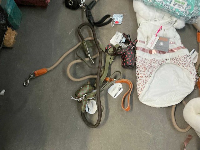 Partij diverse hondenleibanden en -harnassen - afbeelding 9 van  10