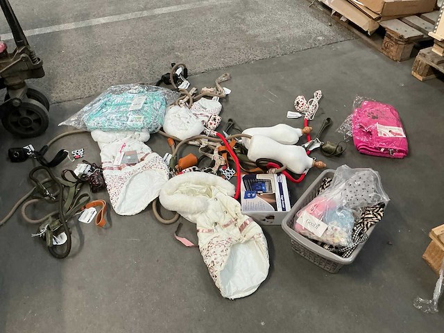 Partij diverse hondenleibanden en -harnassen - afbeelding 1 van  10