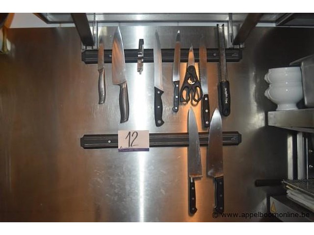 Partij diverse horeca keukengerei, messen, scharen, rasp en magnetische messenstrips - afbeelding 1 van  1
