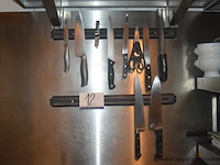 Partij diverse horeca keukengerei, messen, scharen, rasp en magnetische messenstrips