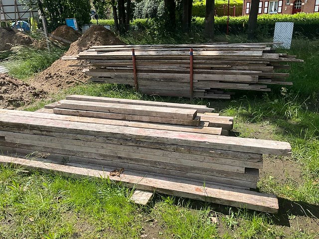 Partij diverse houten balken en planken - afbeelding 3 van  10