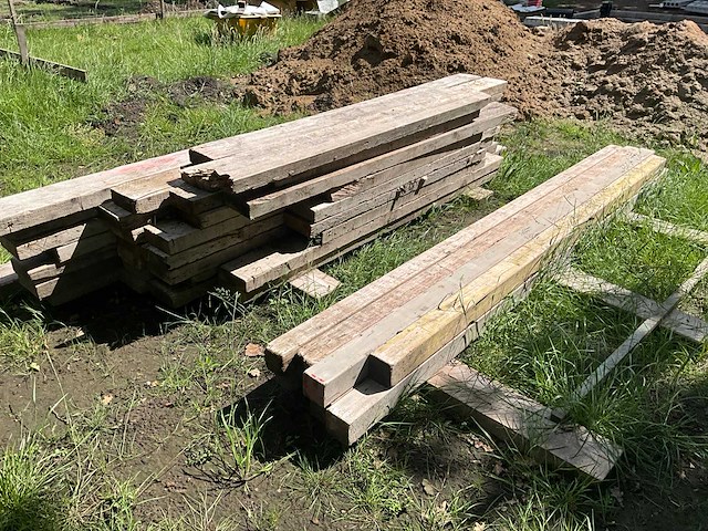Partij diverse houten balken en planken - afbeelding 9 van  10