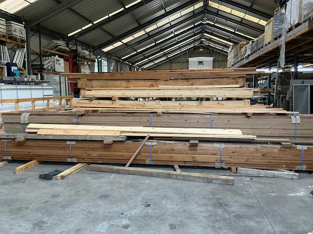 Partij diverse houten balken en planken - afbeelding 1 van  7