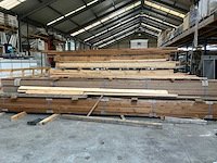 Partij diverse houten balken en planken - afbeelding 1 van  7