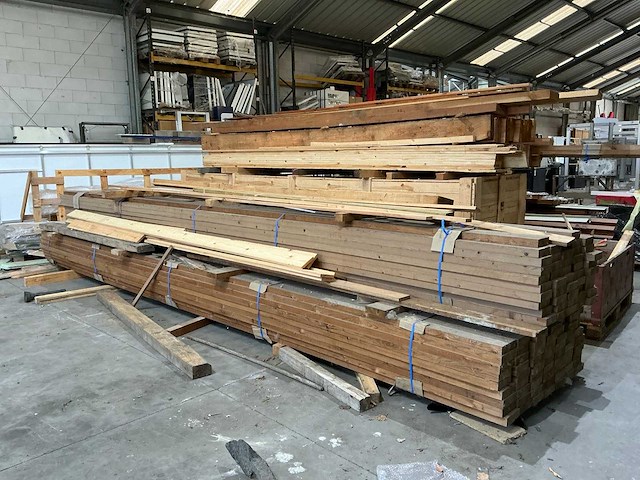 Partij diverse houten balken en planken - afbeelding 2 van  7