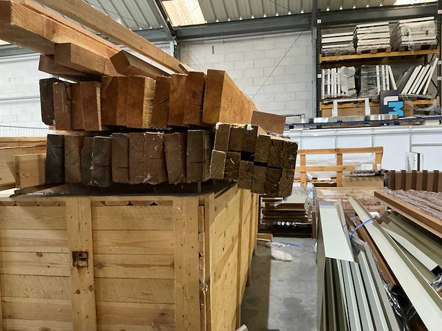 Partij diverse houten balken en planken - afbeelding 5 van  7