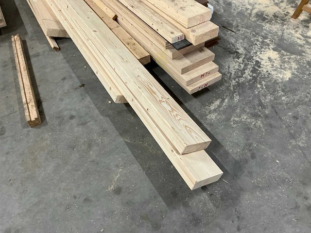Partij diverse houten balken en planken - afbeelding 2 van  17