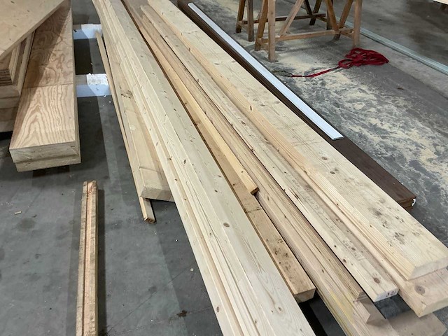 Partij diverse houten balken en planken - afbeelding 3 van  17