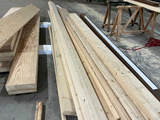 Partij diverse houten balken en planken - afbeelding 4 van  17