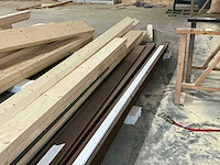 Partij diverse houten balken en planken - afbeelding 6 van  17