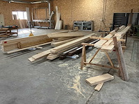Partij diverse houten balken en planken - afbeelding 1 van  17