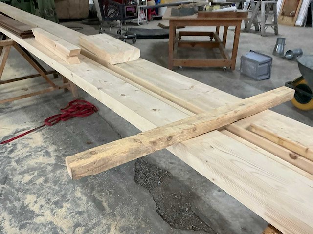 Partij diverse houten balken en planken - afbeelding 10 van  17