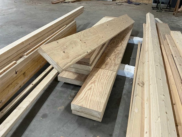 Partij diverse houten balken en planken - afbeelding 16 van  17