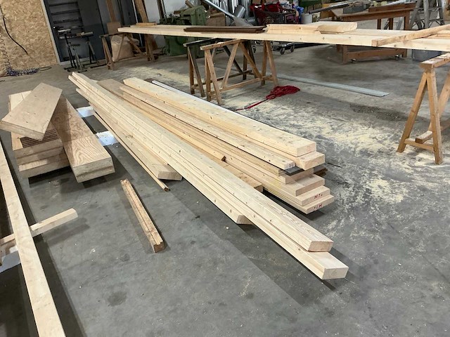 Partij diverse houten balken en planken - afbeelding 17 van  17