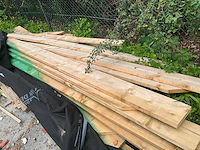 Partij diverse houten balken en planken - afbeelding 1 van  10