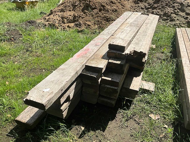 Partij diverse houten balken en planken - afbeelding 5 van  10