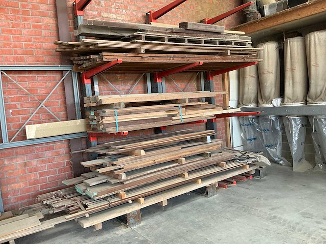 Partij diverse houten balken, planken en latten - afbeelding 1 van  8