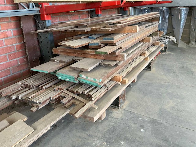 Partij diverse houten balken, planken en latten - afbeelding 2 van  8