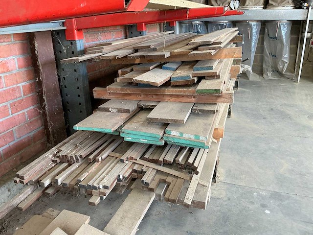 Partij diverse houten balken, planken en latten - afbeelding 3 van  8