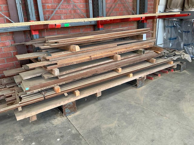 Partij diverse houten balken, planken en latten - afbeelding 4 van  8