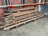 Partij diverse houten balken, planken en latten - afbeelding 4 van  8