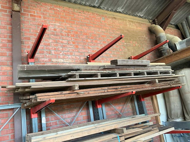 Partij diverse houten balken, planken en latten - afbeelding 6 van  8