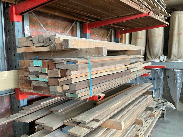 Partij diverse houten balken, planken en latten - afbeelding 7 van  8