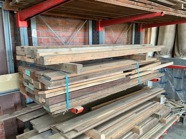 Partij diverse houten balken, planken en latten - afbeelding 8 van  8