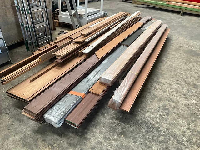 Partij diverse houten gevelbekleding en boenselplanken - afbeelding 6 van  17