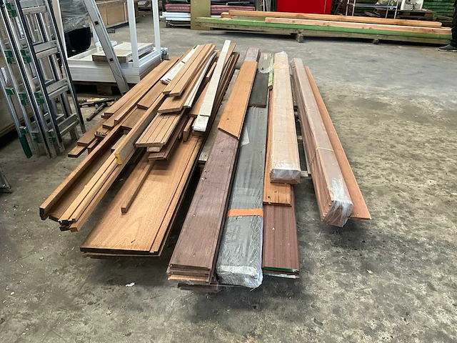 Partij diverse houten gevelbekleding en boenselplanken - afbeelding 6 van  17