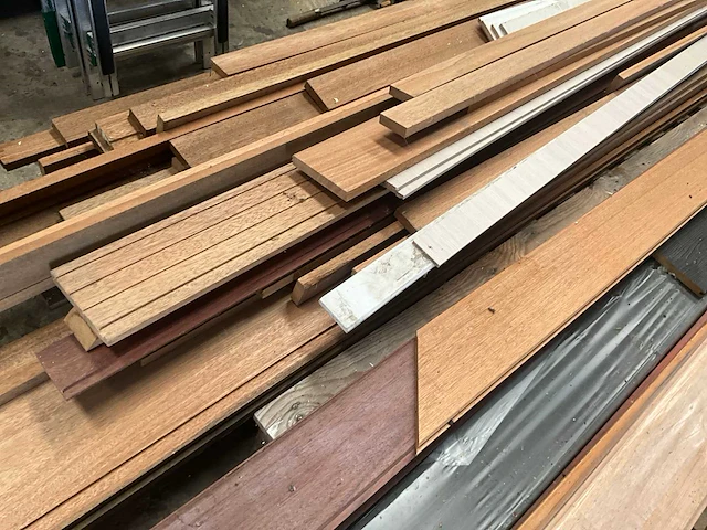 Partij diverse houten gevelbekleding en boenselplanken - afbeelding 7 van  17