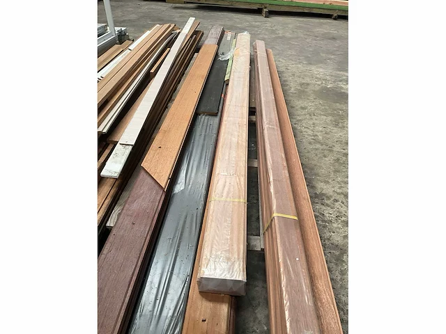 Partij diverse houten gevelbekleding en boenselplanken - afbeelding 11 van  17