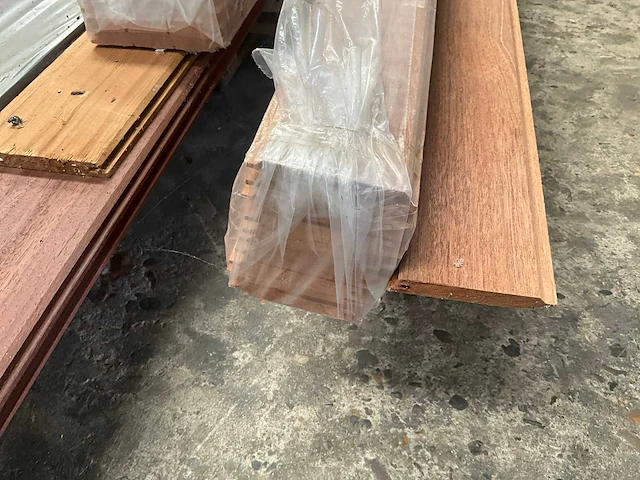 Partij diverse houten gevelbekleding en boenselplanken - afbeelding 17 van  17
