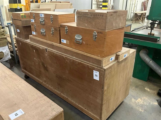 Partij diverse houten opbergkasten en koffers - afbeelding 1 van  2