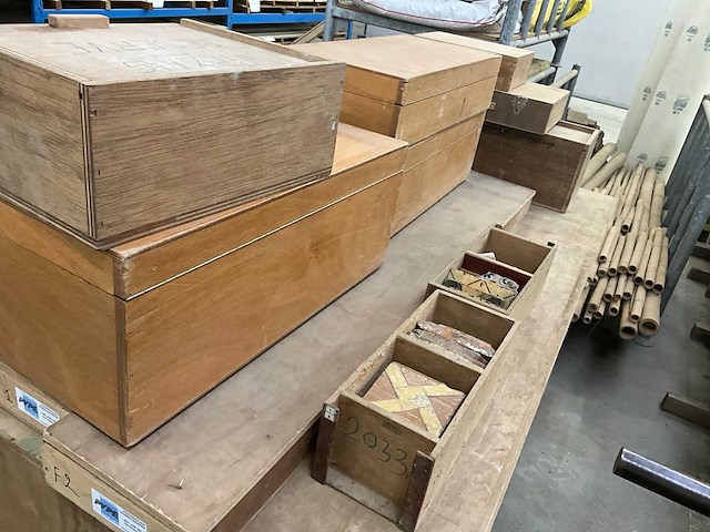 Partij diverse houten opbergkasten en koffers - afbeelding 2 van  2