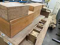 Partij diverse houten opbergkasten en koffers - afbeelding 2 van  2