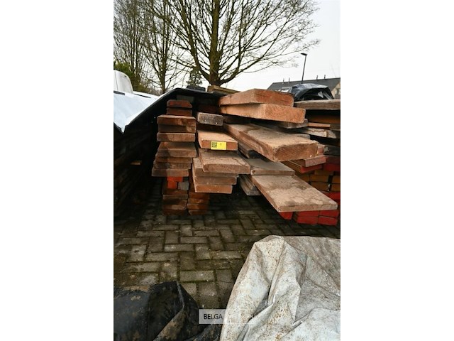 Partij diverse houten planken en balken - afbeelding 1 van  5