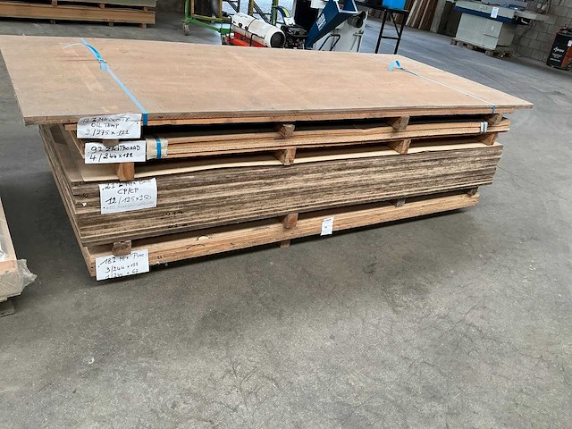 Partij diverse houten platen - afbeelding 1 van  6