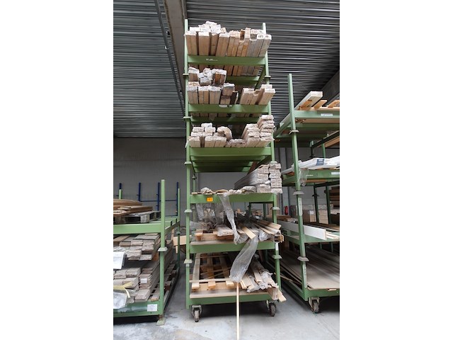 Partij diverse houten plinten - afbeelding 1 van  5
