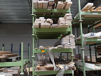 Partij diverse houten plinten - afbeelding 1 van  5