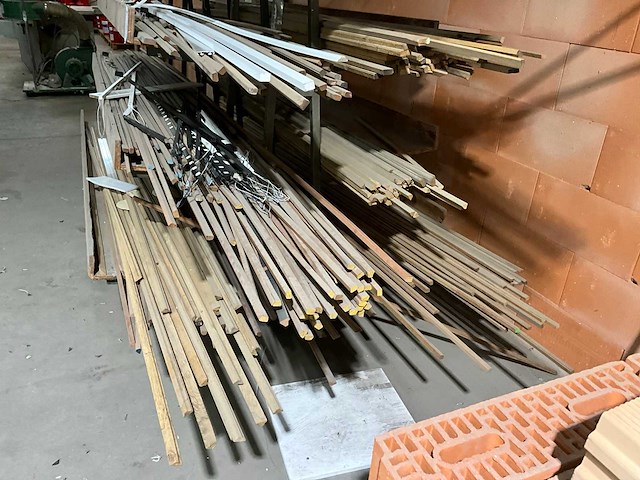 Partij diverse houten profielen - afbeelding 2 van  10