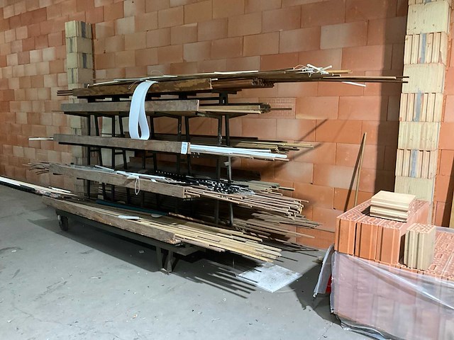 Partij diverse houten profielen - afbeelding 1 van  10