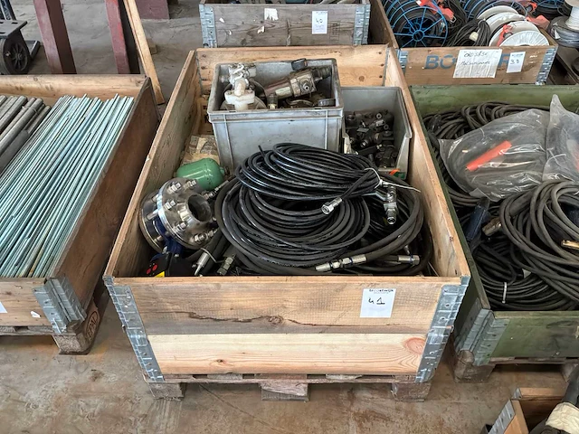 Partij diverse hydraulische koppelingen en leidingen - afbeelding 1 van  4