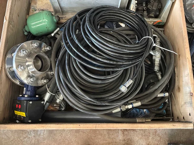 Partij diverse hydraulische koppelingen en leidingen - afbeelding 2 van  4
