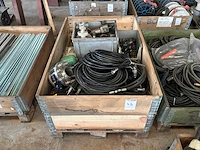 Partij diverse hydraulische koppelingen en leidingen
