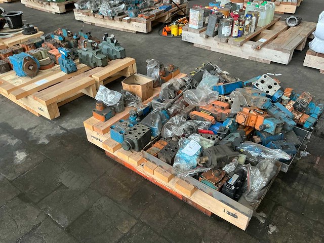 Partij diverse hydraulische onderdelen - afbeelding 2 van  5