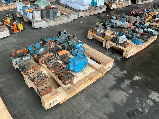 Partij diverse hydraulische onderdelen - afbeelding 1 van  5