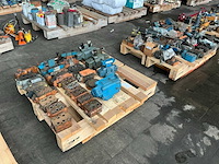 Partij diverse hydraulische onderdelen - afbeelding 1 van  5